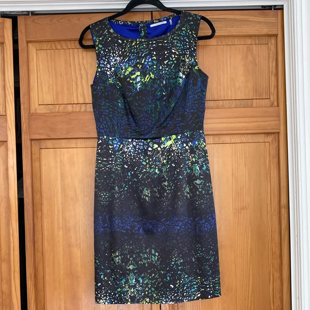 Elegant Blue and Green Patterned DressT Tahari Sleeveless Dress